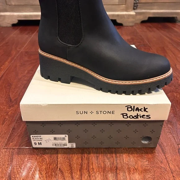 Woman's size 9 Black sun & stone Black Chelsea boots lug sole NWT Mobwife - Picture 2 of 3